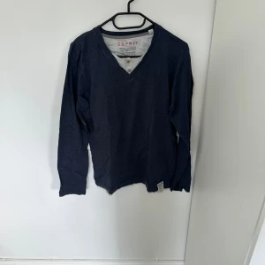 Esprit tröja - Hej Säljer tröjan på grund av att den inte används.