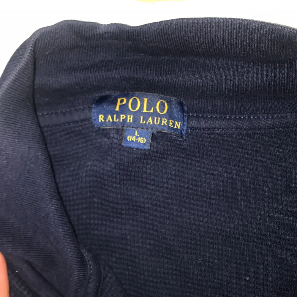 Jag säljer nu en polo ralph lauren knitted tröja. Den är i skick 9/10 och säljs pågrund av att den är för liten. Pris går att diskutera och skriv om minsta fundering om storlek.. Stickat.