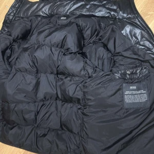 Hugo boss dunjacka - I bra skick men lite använd kan lämna fler bilder vid intresse