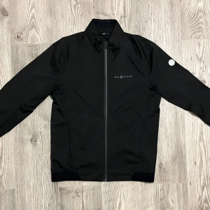 Sail racing regnjacka  - Sail racing jacka som jag köpt på Plick med tyvär är de för liten på mig. Jag har inte kunnat använda den men den är i nyskick. Inga defekter på jackan. 