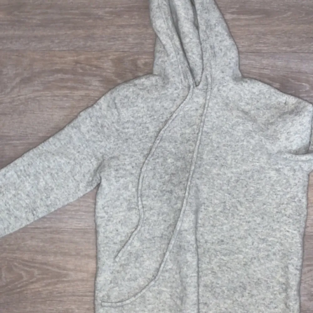 Tja säljer nu min kashmire hoodie då jag beställde den men den var tyvärr för liten| storlek XS| Skick 10/10 helt ny|  frakt med spårbar frakt postnord då mitt Plick konto inte funkar som de ska för tillfället| mvh!. Tröjor & Koftor.