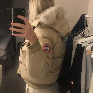 canada goose cream cropped vinter jacka storlek s men passar för m. Köpt för 6000 men säljer för 3500 pga den inte kommit till användning. Pris kan diskuteras! Köparen står för frakt