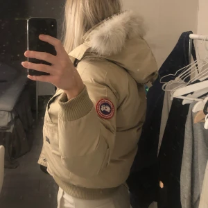 canada goose jacka - canada goose cream cropped vinter jacka storlek s men passar för m. Köpt för 6000 men säljer för 3500 pga den inte kommit till användning. Pris kan diskuteras! Köparen står för frakt