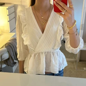 Topp från Only💕 - Säljer den här superfina toppen från Only som är använd men fortfarande i superbra skick! Hör av er om ni har några funderingar💕💕