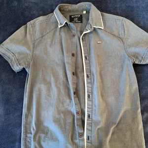 Guess - En riktigt fet grisch guess Troja  Passar S/XS  skick är  9/10  Pris kan diskuteras 