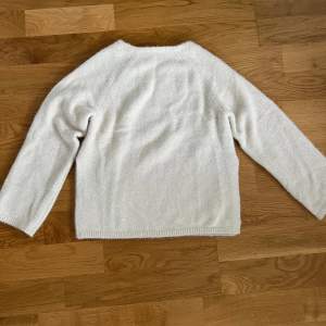 Säljer denna vitglittriga stickade tröjan med slus på sidan💞