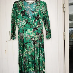 Odd Molly-klänning - Mönstrad grön klänning i viscose från Odd Molly. Använd 1 gg. 