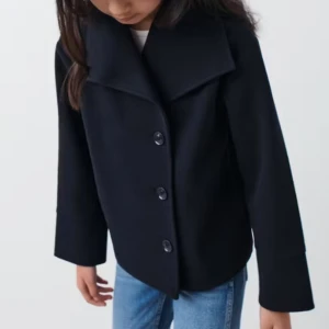 Mörkblå kappa - Jättefin kappa från Ginatricot young som passar jättebra nu till våren. Köpt i höstas så den är lite noprig (sista bilden). Storlek 146/152 men passar som en XS. Färgen ser du bäst på tredje bilden