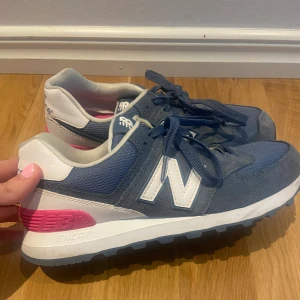 NEW BALANCE 574 - Helt nya oanvända New Balance skor, säljer pga. aldrig kommit till användning. Köpta för 1200, säljer för 700. Pris kan diskuteras.