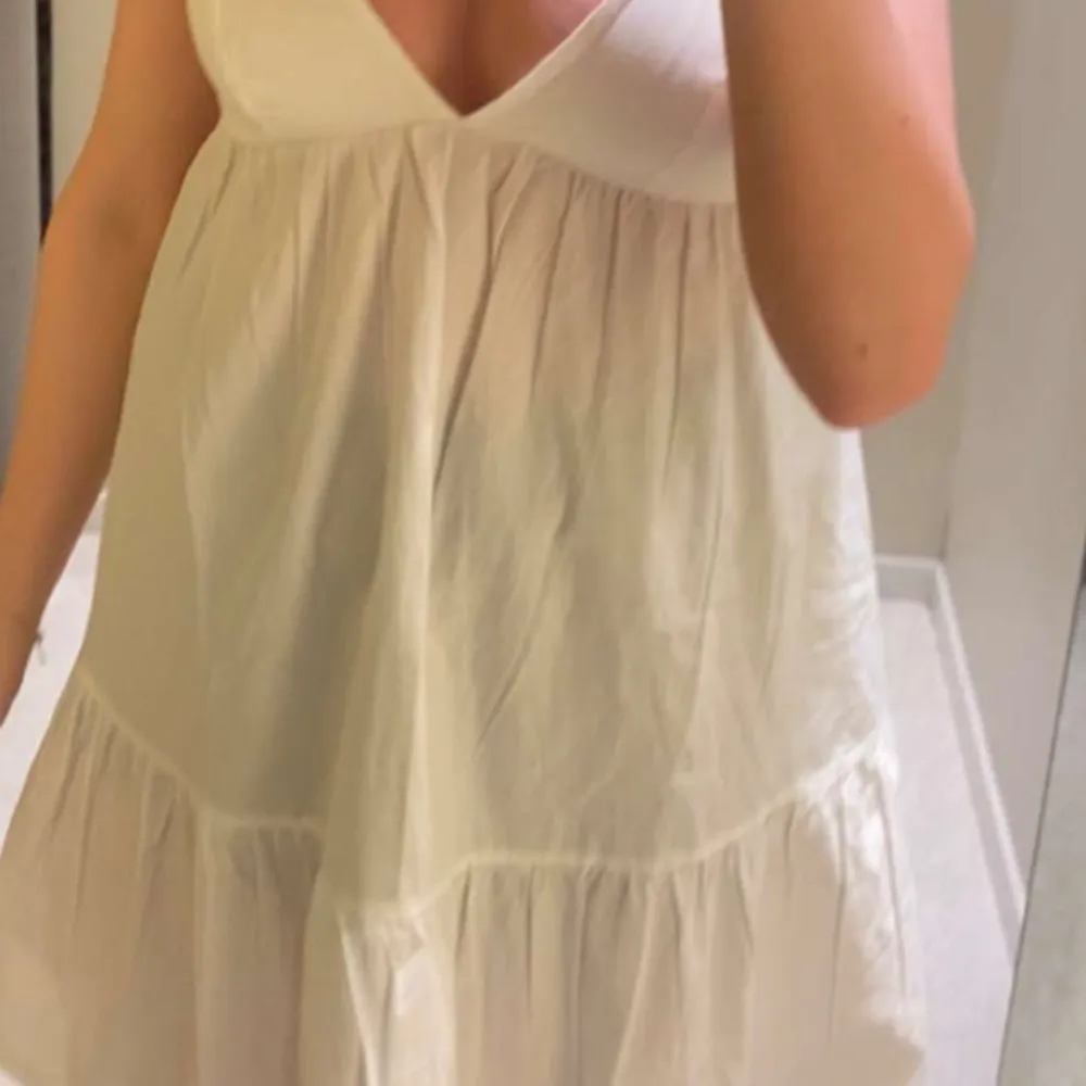 Säljer den här fina klänningen från BikBok som ej finns kvar att köpa. Den är använd två gånger så den är som ny!💞. Klänningar.