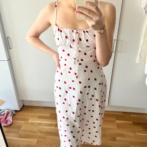 Klänning med jordgubbar - Supersöt klänning. 