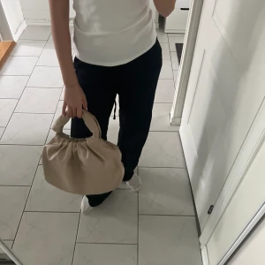 Väska - Superfint beig väska från NAKD😊 Nyskick🫶🏼 Öppen för prisförslag🩷