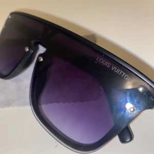Snygga LV Solglasögon  - Säljer dessa sjukt snygga LV glasögonen  perfekta för sommaren! Inget og medföljs och vet inget kring äkthet men väldigt bra kvalite och bra UV skydd. Använda ett fåtal gånger skick 10/10 ⭐️
