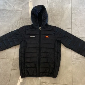 Ellesse Jacka - Helt ok skick, ett liten hål på högra armen annars hålfri.