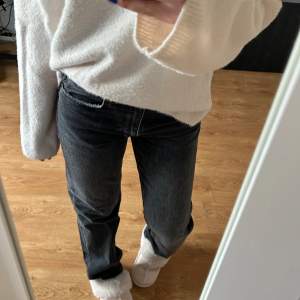 Gråa skitsnygga jeans från Zara 🤍 De är midwaist och i ett fint skick 🤍