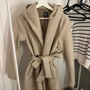 Jättefin beige kappa från Zara i storlek XS, knappt använd så i väldigt fint skick!🌸