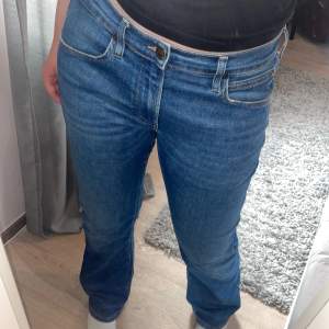 Sjukt snygga lågmidjade jeans i bootcutmodell! Köpt på Jeansuno i Sthlm och säljs pga kommer ej till användning :( Personligen tycker jag byxorna är lite för långa i benen men det rör sig om bara nån cm, innerbenslängden är ca 75 cm och jag är 165 cm