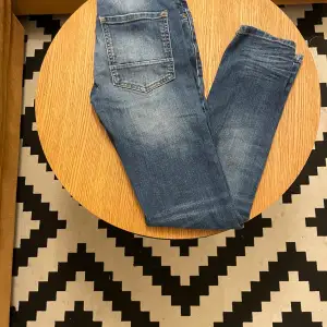 Ett par perfekta jeans till våren😊 De är i väldigt bra skicka och är ett par exclusiva jeans.