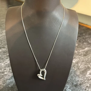 Halsband i äkta silver  - Hjärthalsband i äkta silver från guldfynd.💗💕