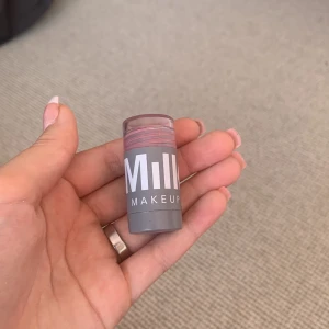 Milk blush stick!💕 - jätte fin blush från sminkmärket Milk! säljer den för att den inte kommer till användning, jag har använt den en del därför säljer jag den billigare💕pris kan diskuteras men nypris för den är 275💕hör av er om ni är intresserade eller om ni har frågor💕