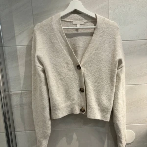 Kofta - Kofta ifrån hm. Lite nopprig annars fint skick. Nypris 300 säljer för 150kr. Kan sänka pris vid snabb affär.