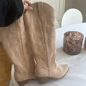 Biega boots  - snygga beigea boots i storlek 36🩷