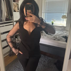 Tröja - Jätte snygg tröj med tyll ärmar 