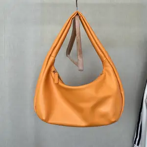 En fin orange handväska som aldrig är använd! Kontakta för fler frågor!💛💛