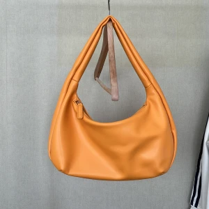 Orange handväska  - En fin orange handväska som aldrig är använd! Kontakta för fler frågor!💛💛