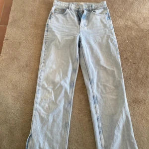 Ljusblå jeans med slits - Jättefina jeans med slits nere vid benen! 💗