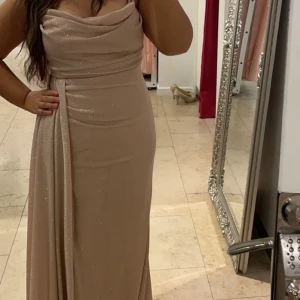 Fest klänning  - Säljer min fina guld/champagne klänning i storlek 42. Endast använd en kväll, så den är i nyskick. Säljer den då jag inte kommer använda den mer :) Nypris: 3000kr