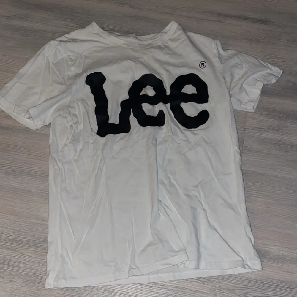 Säljer denna Lee tröja.. T-shirts.