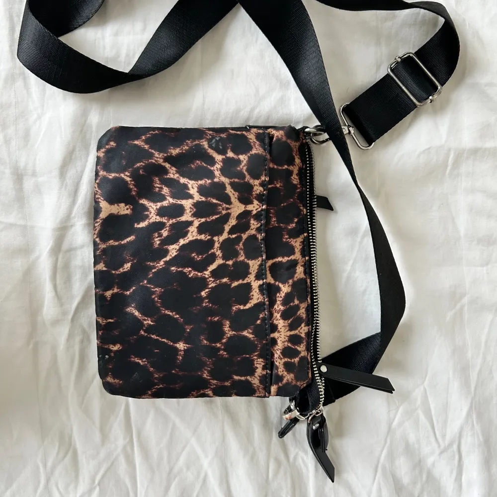 otroligt rymlig leopard väska med 9 olika fickor! används aldrig, därav försörjningen. finns inga defekter ❤️kontakta vid frågor!🥰. Väskor.