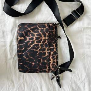 otroligt rymlig leopard väska med 9 olika fickor! används aldrig, därav försörjningen. finns inga defekter ❤️kontakta vid frågor!🥰
