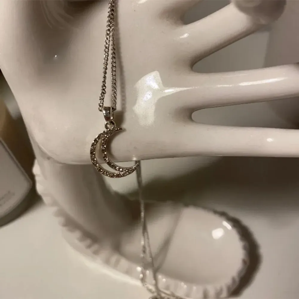 Jättefint halsband med en måne 🌒  Aldrig använt, från Glitter🤍. Accessoarer.
