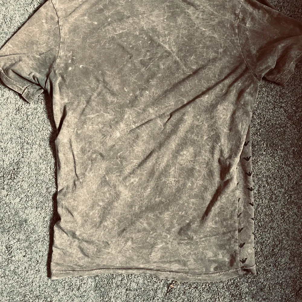 Säljer min Armani tröja då jag inte använder den så mycket, därför är den till ett bra pris. Den är äkta. Hör av er vid minsta funderingar🤗. T-shirts.