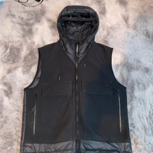 Cp company - Säljer denna as feta Cp company västen. Kom privat för mer bilder o frågor