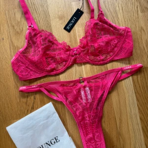 Lounge bh+string set - Nyskick, helt oanvänt bh & string set från Lounge. Storlek 70C & S. Kan skickas spårbart mot fraktkostnad eller mötas upp i Halmstad/oskarström. 