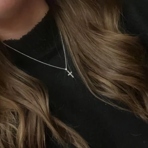 Halsband med kors  - Jättefint halsband med ett kors💕 köparen står för frakt.