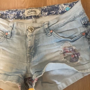 Lågmidjade shorts - Jätte fina lågmidjade shorts med detaljer från Simply Chic. Det står ingen storlek då jag själv tycker shortsen är i storlek XS. Jag har storlek S och får på mig dom men de är tajta. Tryck gärna på köp nu och kom privat för fler bilder💕