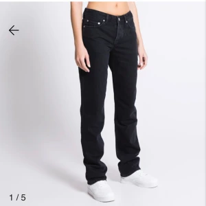 Lågmidjade jeans - ”Icon” jeansen från lager157, ganska använda så de har röjt sig rätt mycket. Jeansen är strl XXS men skulle säga att de är S nu. Dom har slitigts lite på kanten där nere på byxorna men inget man tänker på, skriv för fler bilder!💕💕
