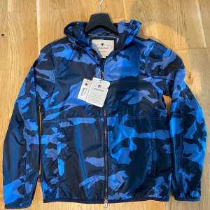 Säljer min helt nya Woolrich windbreaker kamouflage i eftertraktad model i storlek s. Fraktar inom 24h 🚚 📦 