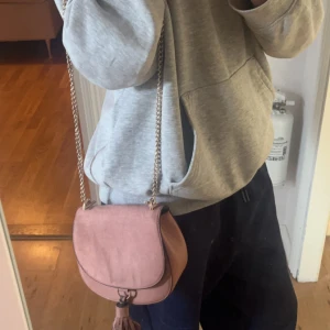 väska  - säljer denna söta väska från h&m 