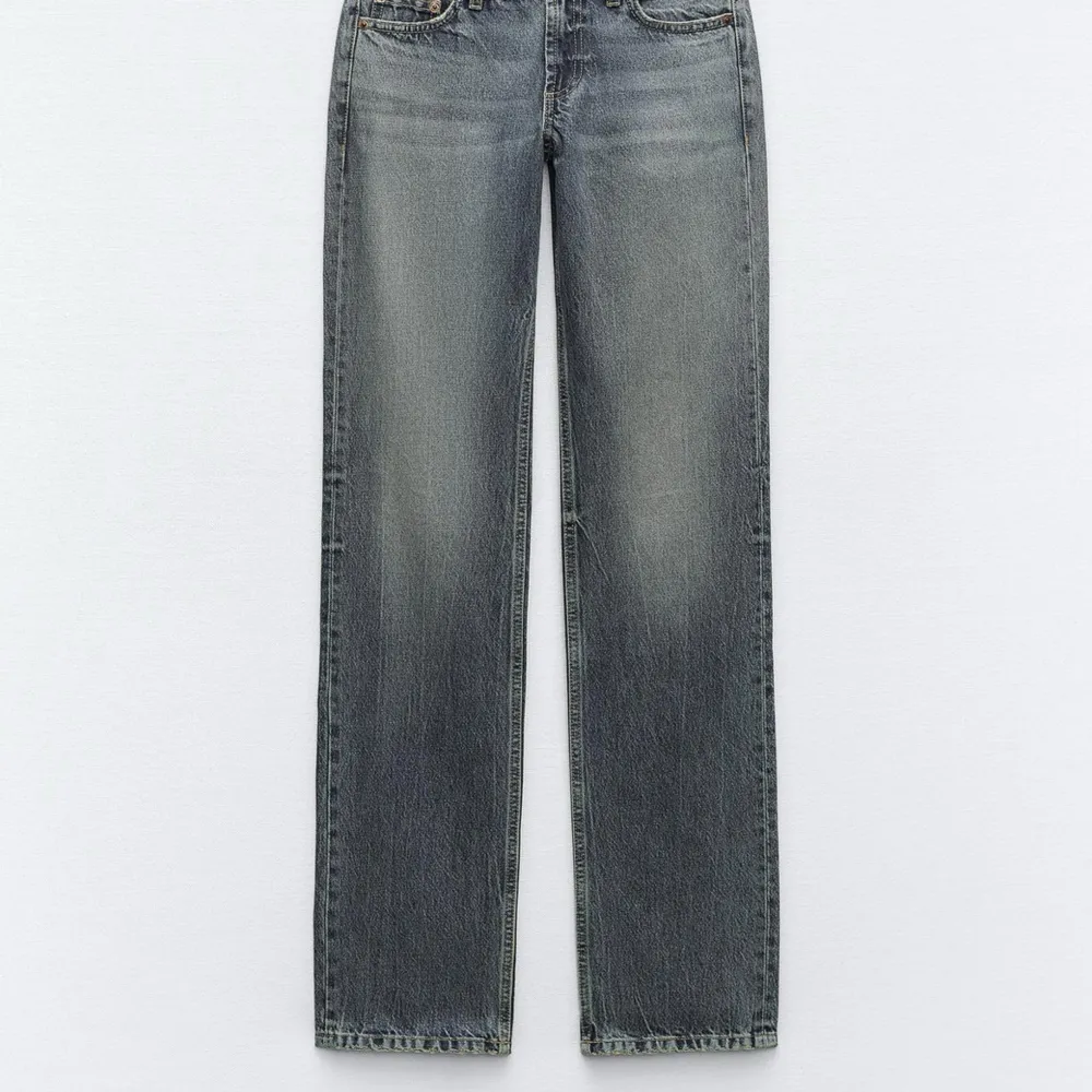 Snygg jeans från zara. Helt oanvänd då dem är lite för stora på mig. Passar på mig som är 180 cm lång. . Jeans & Byxor.