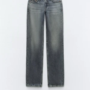 Jeans från Zara - Snygg jeans från zara. Helt oanvänd då dem är lite för stora på mig. Passar på mig som är 180 cm lång. 