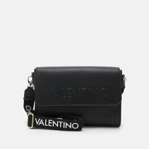Jätte fin Valentino väska med tjockt justerbart band. Kanot använd så är precis som ny💗 Höjd: 22cm längd: 29cm vidd: 10cm Ny pris: 1.495kr