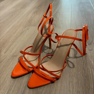 Orange klack storlek 38 - Orange klack  Kommer ej ihåg märke Storlek 38 Aldrig använda 