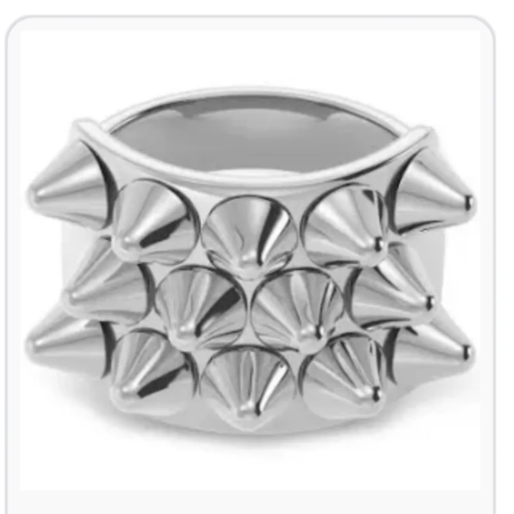 Säljer ju min eftertraktade Edblad ring med nitar! Super fin och cool, köpte för 400kr. Säljer för 289kr💙. Accessoarer.