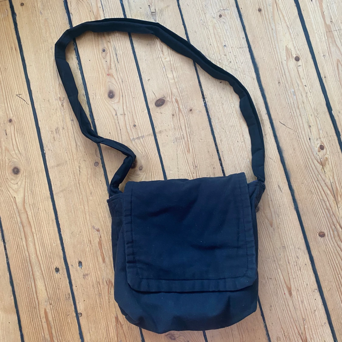 svart crossbodyväska - 90