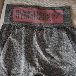 Gymshark träningstights - Säljer gymshark träningstights som verkligen formar kroppen! De kommer tyvärr inte till användning av mig därav jag säljer. 